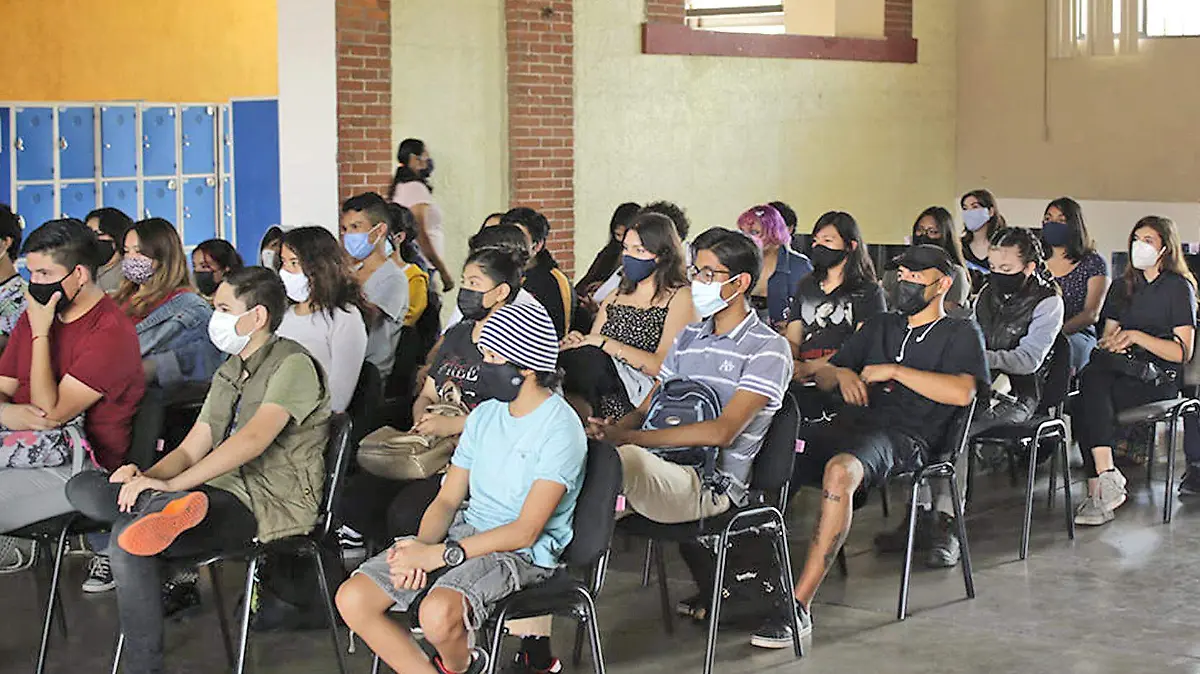 jovenes en conferencia